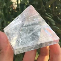 What are the metaphysical properties of clear quartz?
